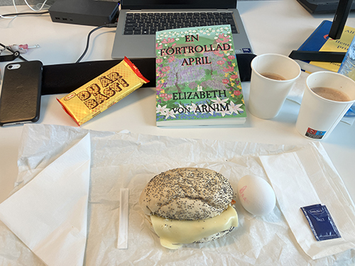 Skrivbordslunch med macka ägg kexchoklad Du är bäst o boken En förtrollad april Skrivbordslunch med macka ägg kexchoklad Du är bäst o boken En förtrollad april