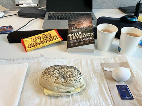 Skrivbordslunch med macka ägg kexchoklad Järnblomma