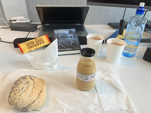 Skrivbordslunch med macka smoothie kexchoklad Du är bäst Vit som marmor o varm choklad