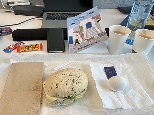 Skrivbordslunch med mrs Papadakis och dessert