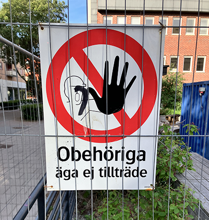 Skylt Obehöriga äga ej tillträde