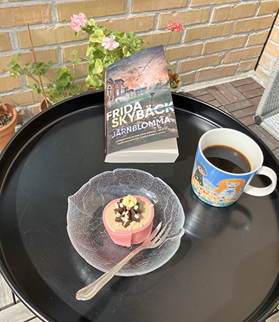 Söndagsfika på balkongen med Noisette o Järnblomma
