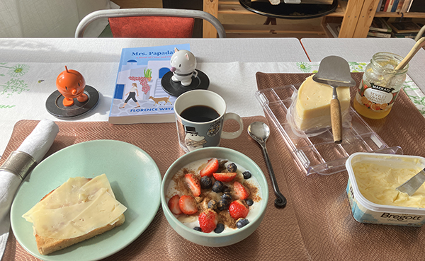 Söndagsfrukost med Hopptisarna mrs Papadakis rostat bröd fil med bär Söndagsfrukost med Hopptisarna mrs Papadakis rostat bröd fil med bär