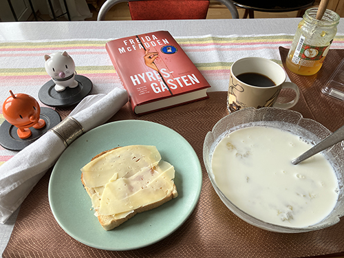 Söndagsfrukost med rostat bröd rabarberkräm o mjölk Hopptisarna och Hyresgästen