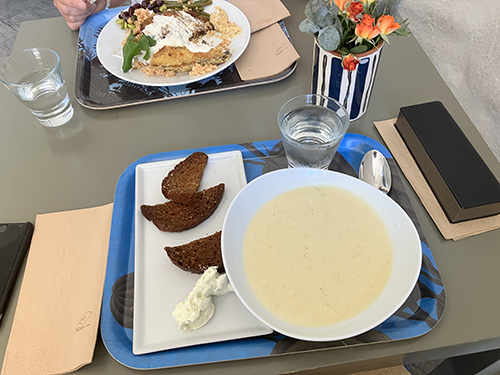 Sparrissoppa och mörkt bröd med färskost på Slottet