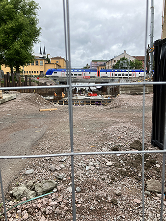 St Olofsgatan tunnelbygget med tåg som passerar över 5 juni 2026
