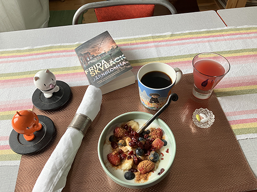 Tisdagsfrukost med fil o bär Hopptisarna o Järnblomma Pro Viva sned bild