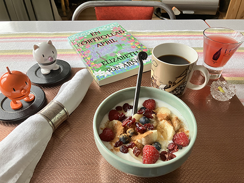 Tisdagsfrukost med Hopptisarna En förtrollad april fil med bär Tisdagsfrukost med Hopptisarna En förtrollad april fil med bär