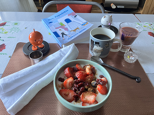 Tisdagsfrukost med Hopptisarna mrs Papadakis fil med bär Tisdagsfrukost med Hopptisarna mrs Papadakis fil med bär