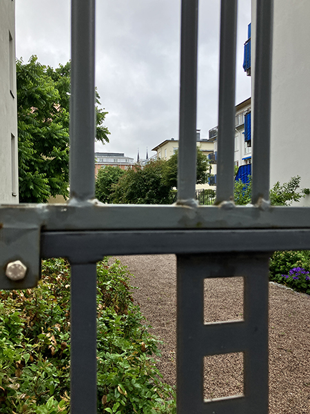 Trädgård på Storgatan bakom låsta grindar Trädgård på Storgatan bakom låsta grindar