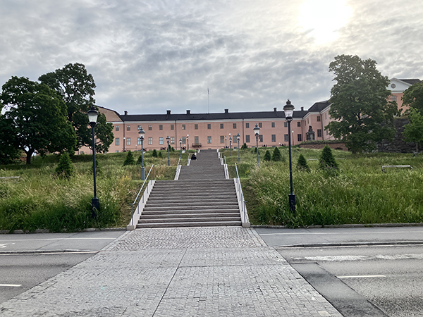 Trappan upp till Uppsala slott från Dag Hammarskjölds väg