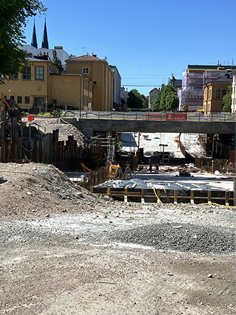 Tunnelbygget St Olofsgatan rakt fram fotat mellan staketspjölor 12 juni 2026