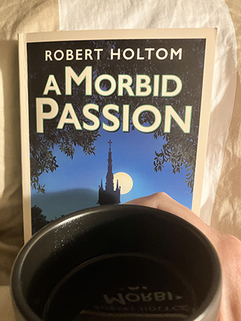 A morbid passion o kaffemugg framför