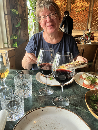 Agneta förser sig med mat på Byblos