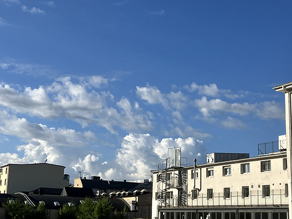 Blå himmel över vit byggnad Blå himmel över vit byggnad
