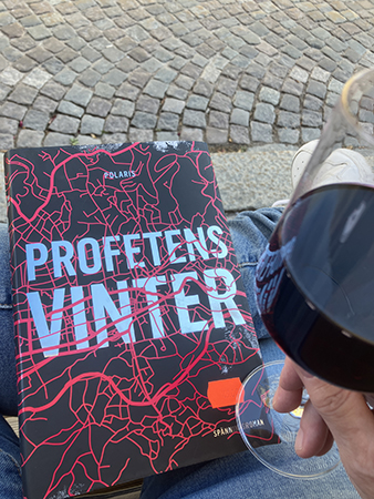 Boken Profetens vinter och ett glas rött på Taps Winebar