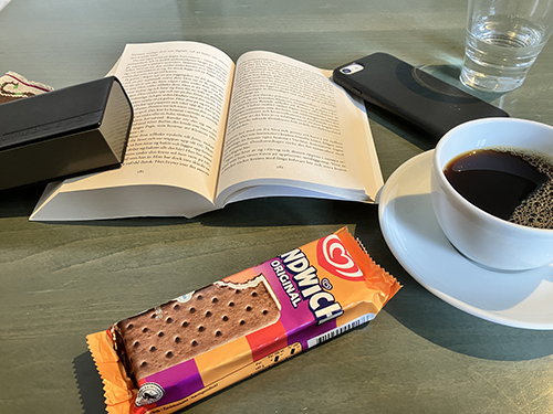 Bokuppslag GB sandwich kaffe på maten slottslunch