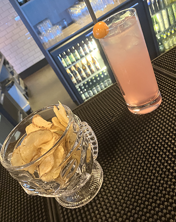 Chips och drink på Social bar and bistro