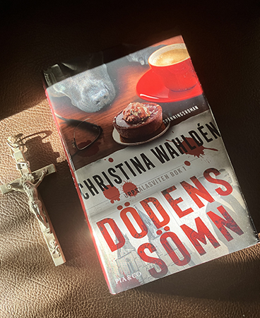 Christina Wahldéns bok Dödens sömn med krucifix Christina Wahldéns bok Dödens sömn med krucifix