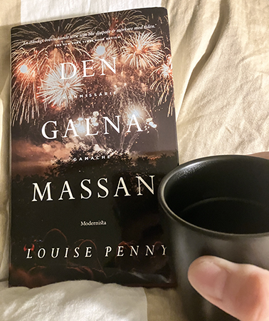 Den galna massan och kaffe på sängen Den galna massan och kaffe på sängen