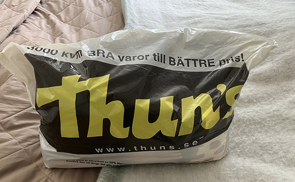 En stor påse från Thuns på sängen