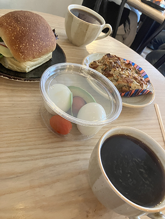 Fika på Bröd o Salt macka bulle ägg tomater avokado o kaffe