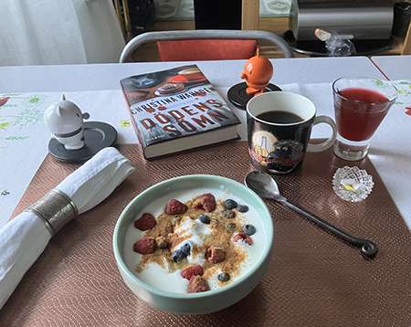 Fredagsfrukost med Hopptisarna Dödens sömn o fil med bär o kanel