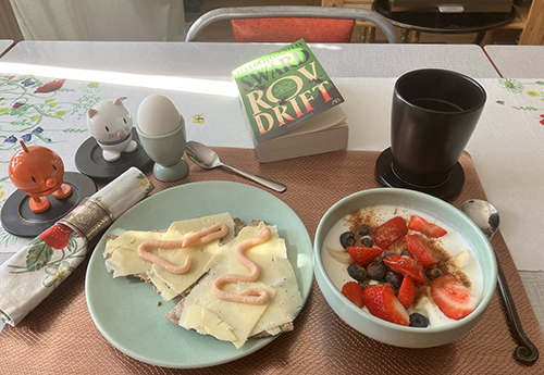 Fredagsfrukost med Hopptisarna o Rovdrift knäcke ägg fil med bär Fredagsfrukost med Hopptisarna o Rovdrift knäcke ägg fil med bär