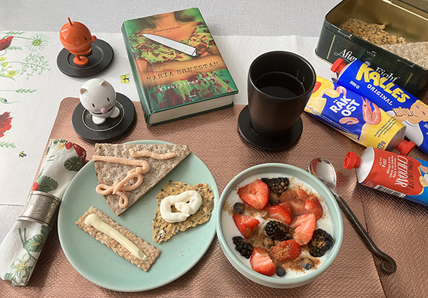 Fredagsfrukost med knäcke fil med jordgubbar björnbär blåbär o banan Hopptisarna och Kleopatras kam