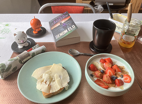 Fredagsfrukost med rostat fil o bär Hopptisarna Genom eld Fredagsfrukost med rostat fil o bär Hopptisarna Genom eld