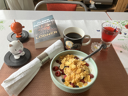 Frukost med Hopptisarna Lögner fil med bär o flingor Frukost med Hopptisarna Lögner fil med bär o flingor
