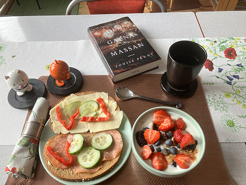 Frukost med Hopptisarna och Den galna massan mackor fil med bär Frukost med Hopptisarna och Den galna massan mackor fil med bär