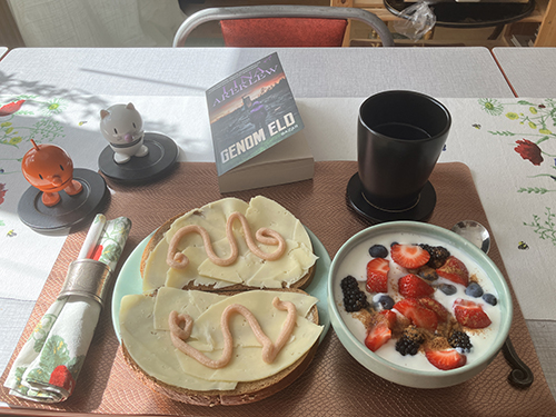 Frukost med mackor fil m bär Hopptisarna o Genom eld