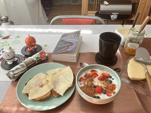 Frukost med rostat bröd fil o bär Hopptisarna o Älskaren från huvudkontoret