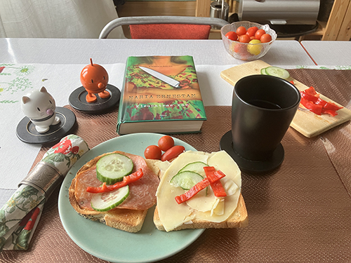 Frukost rostat bröd med grönsaker Hopptisarna o Kleopatras kam Frukost rostat bröd med grönsaker Hopptisarna o Kleopatras kam
