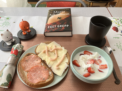 Frukostmackor tre sorters bär m mjölk o sprejgrädde Hopptisarna o Eget grepp Frukostmackor tre sorters bär m mjölk o sprejgrädde Hopptisarna o Eget grepp
