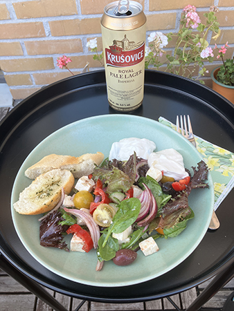 Grekisk sallad och öl med baguette o tzaztiki o fetaostsås på balkongen