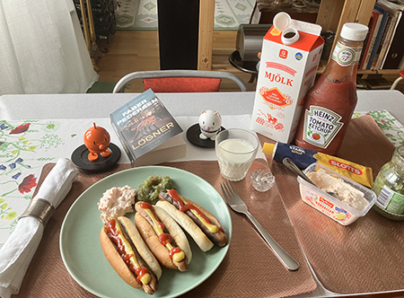 Grillade kycklingkorvar med bröd Hopptisarna och Lögner Grillade kycklingkorvar med bröd Hopptisarna och Lögner