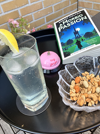 GT Ekobryggeriets Lemon Gin och granskottstonic nötter o A morbid passion på balkongen