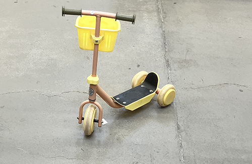 Gul leksaksscooter