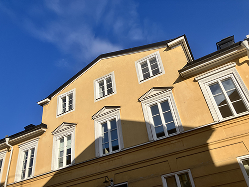 Gult hus mot blå himmel på St Johannesgatan