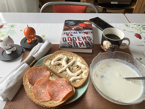Hemmalunch med Hopptisarna Dödens sömn mackor o rabarberkräm med mjölk