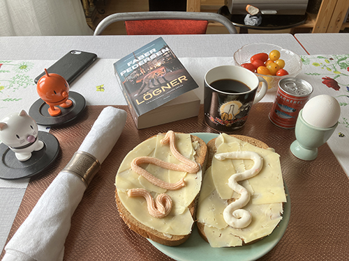 Hemmalunch vid köksbordet m Hopptisarna o Lögner mackor o ägg Hemmalunch vid köksbordet m Hopptisarna o Lögner mackor o ägg