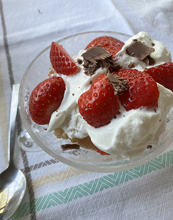 Jordgubbsdessert med rulltårta o grädde o choklad hos IM