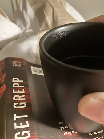 Kaffemugg på boken Eget grepp