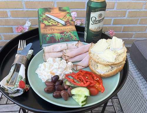 Kallskuren kycklng o kalkon mimosasallad grönsaker Staropramen o Kleopatras kam