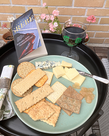Kex ost o vin med Älskaren från huvudkontoret på balkongen