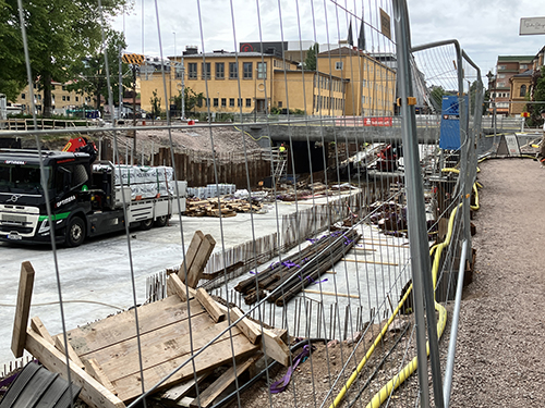 Lastbil i St Olofstunneln lastar av brädor den 3 juli 2026