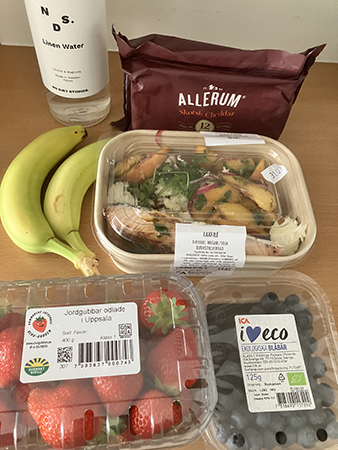 Linnevatten ost bananer bär laxfilé med sallad Linnevatten ost bananer bär laxfilé med sallad