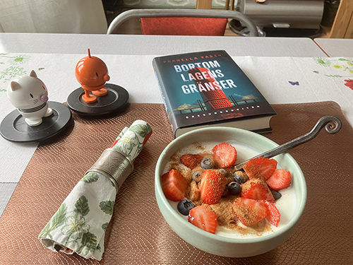 Lördagsfrukost Hopptisarna fil med bär och Bortom lagens gränser Lördagsfrukost Hopptisarna fil med bär och Bortom lagens gränser